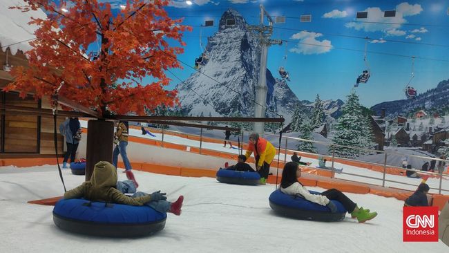 Wahana bermain salju di Snow World yang berada di Trans Mall (TSM) Makassar dipadati pengunjung saat libur lebaran ini.