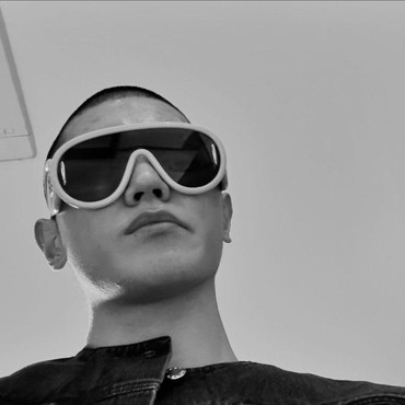 Taeyong NCT Pamer Rambut Botak Jelang Wamil, Dipuji Makin Ganteng