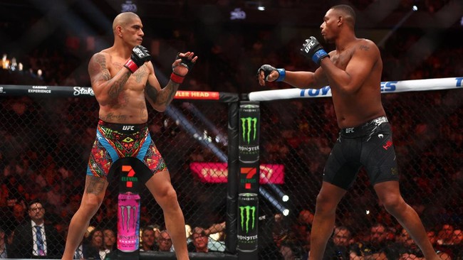 Alex Pereira meraih kemenangan KO mudah atas Jamahal Hill di ronde pertama untuk mempertahankan gelar juara dunia light heavyweight di UFC 300.