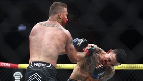 UFC 300: Brutal, Gaethje Kalah KO dari Holloway di 1 Detik Terakhir