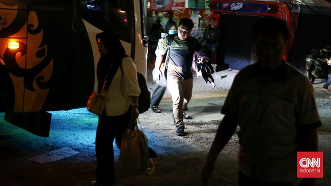 FOTO: Menyambut Arus Balik Pemudik di Terminal Pondok Pinang