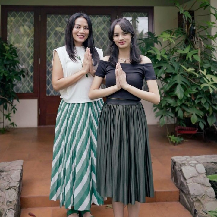 <p>Atisha tumbuh menjadi remaja yang cantik. Penampilan terbarunya bersama sang Bunda sampai bikin pangling netizen lho. Remaja 14 tahun ini terlihat cantik mengenakan baju hitam dan rok hijau gelap dengan riasan yang sederhana. "Atisha cantik, manis banget nggak bosenin," tulis netizen dengan akun Instagram @fi***. (Foto: Instagram @deelestari)</p>