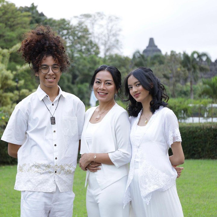 <p>Selain dengan sang Bunda, Atisha juga dekat dengan kakak laki-lakinya, Keenan. Dewi sering membagikan momen kebersamaan kakak dan adik ini di Instagram. Usia Keenan dan Atisha sendiri terpaut lima tahun. (Foto: Instagram @atishaprajna)</p>