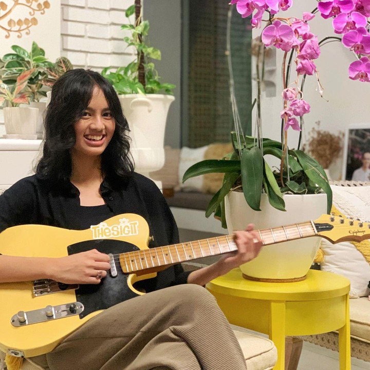 <p>Atisha ternyata memiliki bakat di bidang musik sama seperti sang Bunda lho. Atisha diketahui dapat memainkan alat musik gitar. (Foto: Instagram @deelestari)</p>