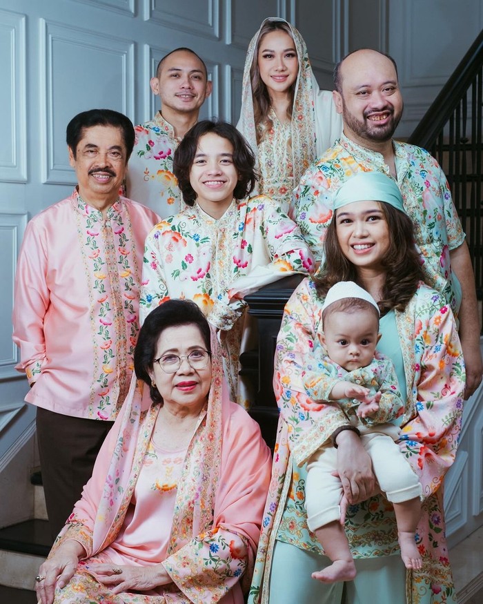 Grup Pakaian Liburan Artis Tanah Air 2024 adalah keluarga kecil dengan warna dan pola yang ceria!
