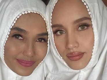 Terpopuler: Ibu Cinta Laura Dihujat hingga Kata Umi Pipik Soal Budaya Tiup Lilin