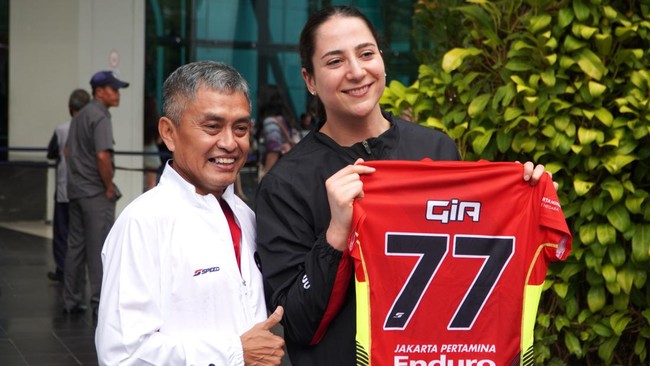 Atlet voli putri Giovanna Milana atau Gia tergila-gila dengan kegiatan tim Pertamina Enduro berjoget dan karaoke di dalam bus.