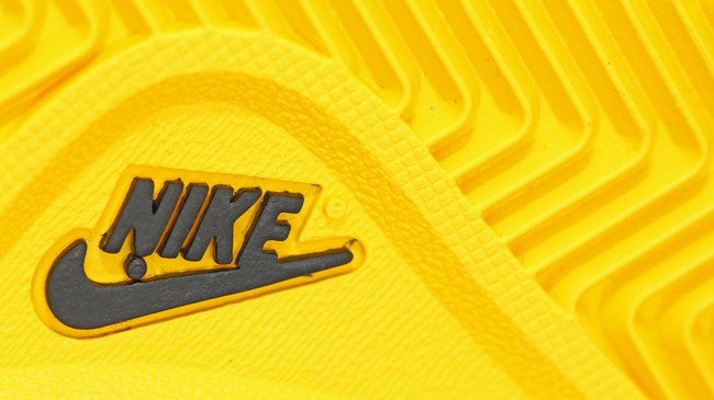 Saham Nike anjlok 20 persen pada penutupan perdagangan Jumat (28/6) diklaim karena menjamurnya merek anyar seperti On dan Hoka.