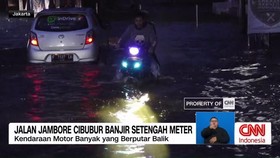 VIDEO: Jalan Jambore Cibubur Banjir Setengah Meter