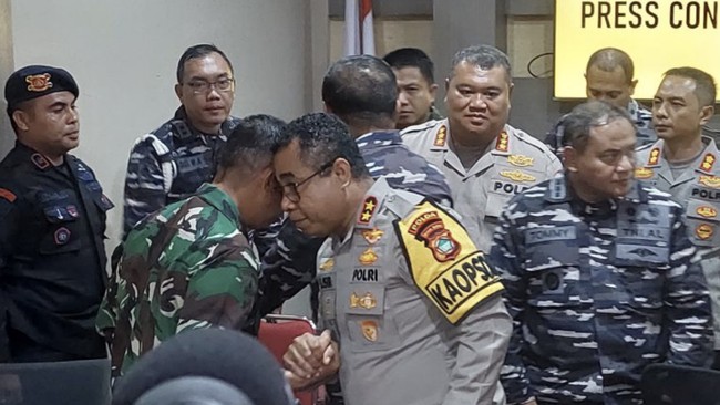Kapolda Papua Barat Irjen Pol Johnny Eddizon Isir mengingatkan permasalahan bentrok TNI-Polri sudah selesai dan berakhir damai.