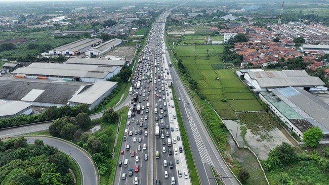 Sebanyak 174.979 kendaraan juga telah meninggalkan Jakarta, pada Jumat (14/6). Jumlah itu merupakan akumulasi lampau lintas dari empat Gerbang Tol (GT) utama.