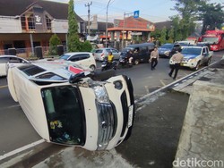 Minibus Terguling di Depan SMKN 1 Ciamis gegara Sopir Ngantuk Berat