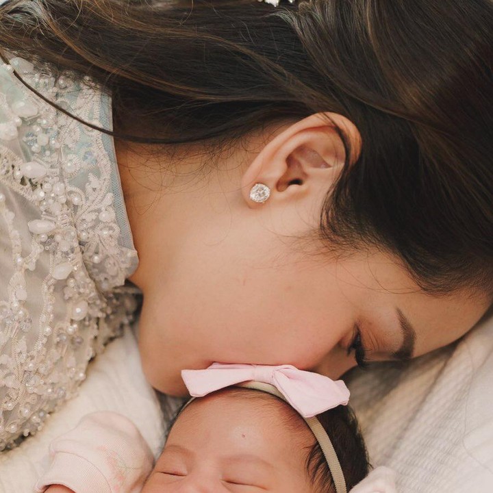 <p>Belum lama ini, kehadiran sosok bayi perempuan di keluarga Nagita Slavina dan Raffi Ahmad kerap menjadi perbincangan. Banyak netizen penasaran dengan bayi yang diberi nama Lily itu, Bunda. (Foto: Instagram @raffinagita1717)</p>