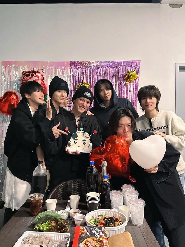 Pada Minggu, (14/4) lalu, Taeyong juga menghabiskan waktu bersama beberapa member NCT 127 seperti Taeil, Yuta, Doyoung, Jungwoo, dan Johnny. Selamat bertugas, Taeyong!/ Foto: instagram.com/nct127