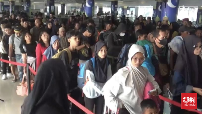 Kepadatan Arus Balik Membanjiri Bandara Hasanuddin dan Pelabuhan Makassar