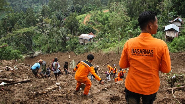 Empat rumah dan satu rumah adat Tongkonan di Kabupaten Toraja Utara, Sulawesi Selatan roboh akibat longsor serta dua orang warga dilaporkan meninggal dunia.