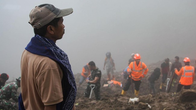 Operasi Penyelamatan Berlanjut: Tim SAR Bertekad Menemukan Dua Korban Longsor, Termasuk Anak Balita