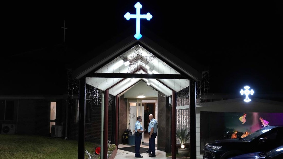 FOTO: Horor Insiden Penusukan Pendeta di Gereja Sydney