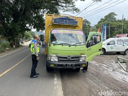 Polisi Kandangkan 50 Truk Langgar Pembatasan Kendaraan di Poros Maros-Bone