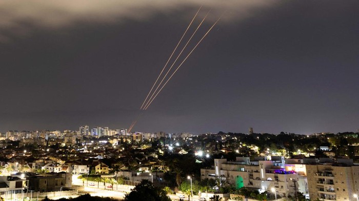 Iran melancarkan serangan rudal dan drone ke Israel pada Minggu 14 April 2024. Sekitar 300 drone dan rudal ditembakan.