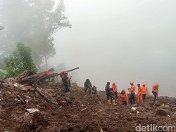 Tim SAR Sisir Tebing Cari Ibu-Anak Korban Longsor di Palangka Tana Toraja