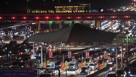 FOTO: 'Arak-arakan' Mobil di Depan Gerbang Tol Cikampek Utama