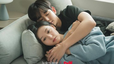 Kim Ji Won & Kim Soo Hyun Mesra-mesraan di Sela Syuting 'Queen of Tears'