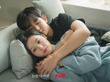 Kim Ji Won & Kim Soo Hyun Mesra-mesraan di Sela Syuting 'Queen of Tears'