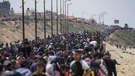 FOTO: Ribuan Warga Palestina Berupaya Pulang ke Gaza Utara