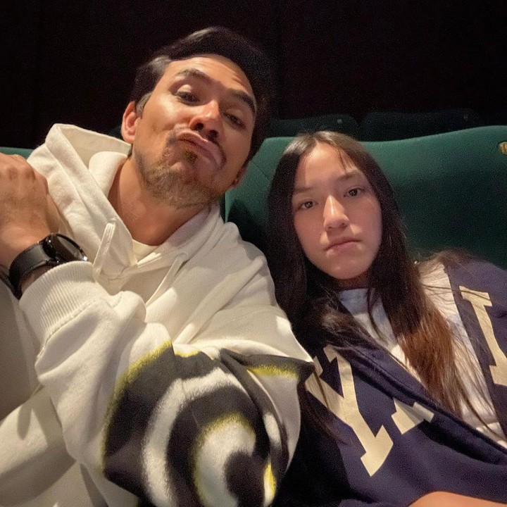 <p>Darius memang sering menghabiskan momen bersama putri bungsunya ini, Bunda. Belum lama ini, keduanya quality time berdua menghabiskan waktu untuk nonton film dan dinner. Momen ini terjadi saat Donna sedang di Prancis menemani kedua putranya, sementara Darius bersama sang putri di Indonesia. (Foto: Instagram @darius_sinathrya)</p>