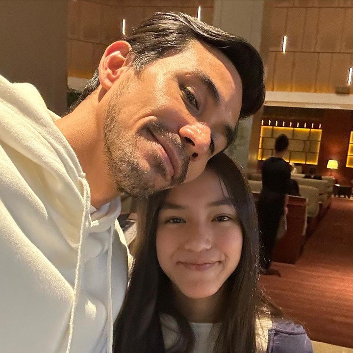 <p>Sabrina saat ini berusia 13 tahun. Kini, ia menjadi satu-satunya anak yang menemani Ayah dan Bundanya di Indonesia. Sebab, kedua kakaknya sedang melanjutkan sekolah di salah satu akademi sepakbola di Prancis. (Foto: Instagram @darius_sinathrya)</p>
