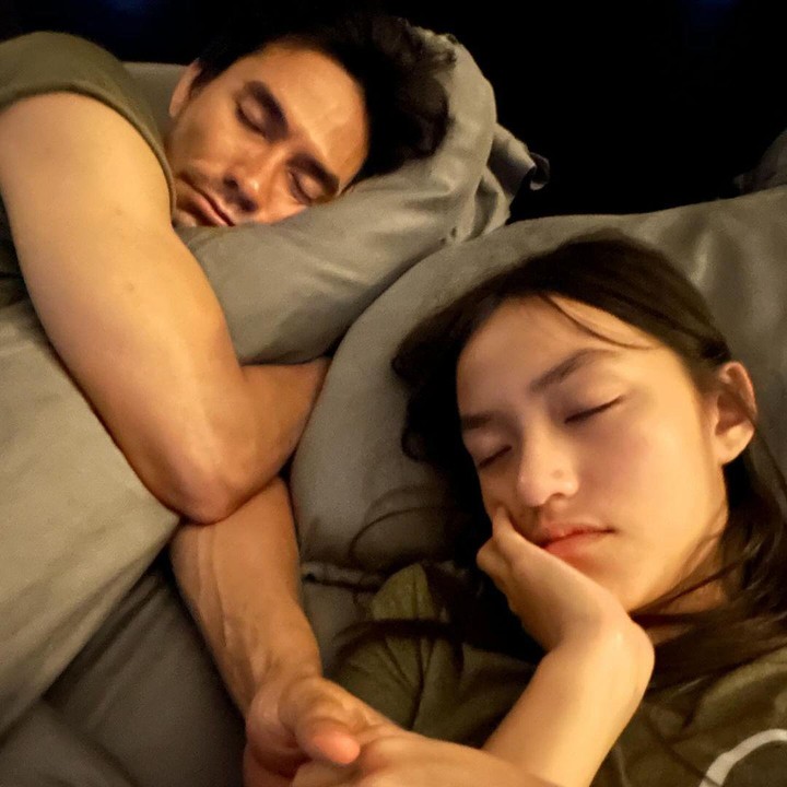 <p>Momen manis tersebut membuat Donna bahagia. Ia begitu senang karena anak perempuannya itu bisa dekat dengan sang ayah. "Ayah adalah cinta pertama anak gadisnya, & kebahagiaan seorang ibu melihat betapa anak2 masih membutuhkan kasih sayang orang tuanya," tulis Donna di Instagram. (Foto: Instagram @dagnesia)</p>