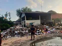 Dua Ekskavator Rusak, Sampah TPA Peh Jembrana Meluber ke Jalan