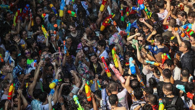 FOTO: Serunya Pesta Air Songkran di Thailand