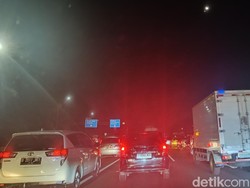 Padatnya Tol Japek Menuju Jakarta saat Puncak Arus Balik Malam Ini