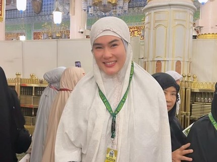 Suami Ungkap Doa Stevie Agnecya saat Umrah & Cium Hajar Aswad Sebelum Meninggal