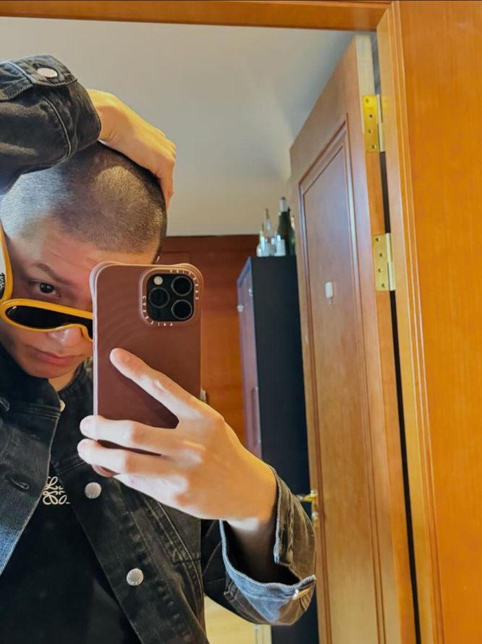 Bukan tanpa alasan, idol K-Pop kelahiran 1 Juli 1995 memotong rambutnya karena hendak menjalani wajib militer mulai Senin, (15/4)./ Foto: instagram.com/taeoxo_nct