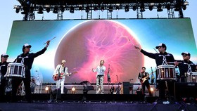FOTO: The Rose Ajak Penonton Karaoke Bareng di Coachella 2024