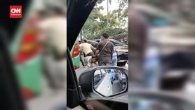 VIDEO: 2 Pria Adu Jotos di Tengah Kemacetan Arus Mudik