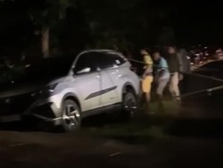 Viral Mobil Terperosok ke Selokan di Tanjungsari Gunungkidul, Ini Kata Polisi