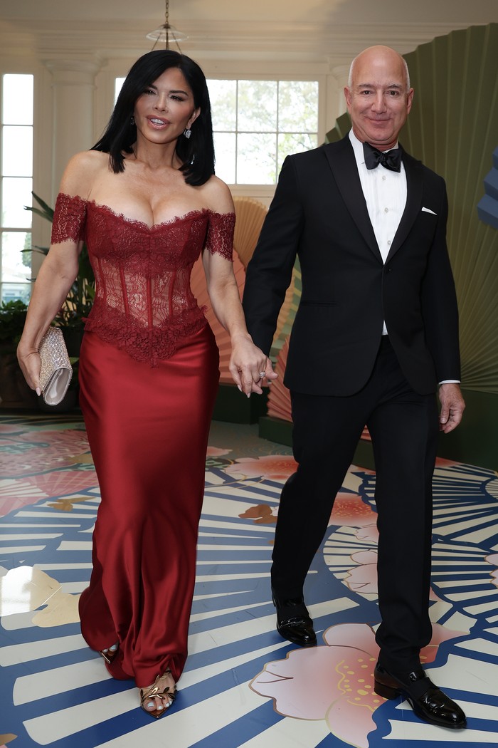 WASHINGTON, DC - APRIL 10: Amazon founder Jeff Bezos (R) and his fiancee Lauren Sanchez arrive at the White House for a state dinner on April 10, 2024 in Washington, DC. U.S. President Joe Biden and first lady Jill Biden are hosting a state dinner for Japanese Prime Minister Fumio Kishida as part of his official state visit. (Photo by Tasos Katopodis/Getty Images) Sederet Outfit Glamor di Makan Malam Kenegaraan AS-Jepang
