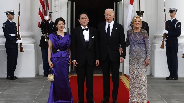 WASHINGTON, DC - APRIL 10: U.S. President Joe Biden and first lady Jill Biden welcome Japanese Prime Minister Fumio Kishida and his wife Yuko Kishida to the White House for a state dinner on April 10, 2024 in Washington, DC. Biden welcomed Kishida for an official state visit where the two leaders announced new agreements on technology and strengthening military and economic partnerships against Chinese aggression in the Indo-Pacific region. (Photo by Kevin Dietsch/Getty Images)