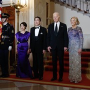 Pemimpin Negara hingga Yoasobi Tampil Glamor di Makan Malam Kenegaraan AS-Jepang