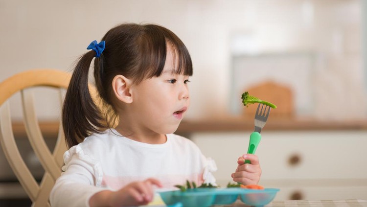 Anak makan agar cepat gemuk