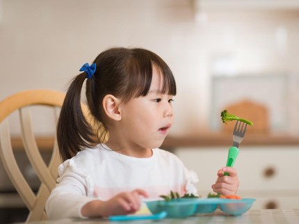 10 Cara Membentuk Kebiasaan Makan Sehat pada Anak, Batasi Jus dan Snack