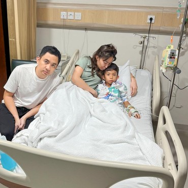 Putra Dirawat di Rumah Sakit, Ayu Dewi: Sedih
