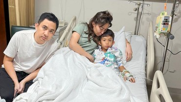 img-title Putra Dirawat di Rumah Sakit, Ayu Dewi: Sedih