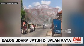 VIDEO: Balon Udara Jatuh di Jalan Raya