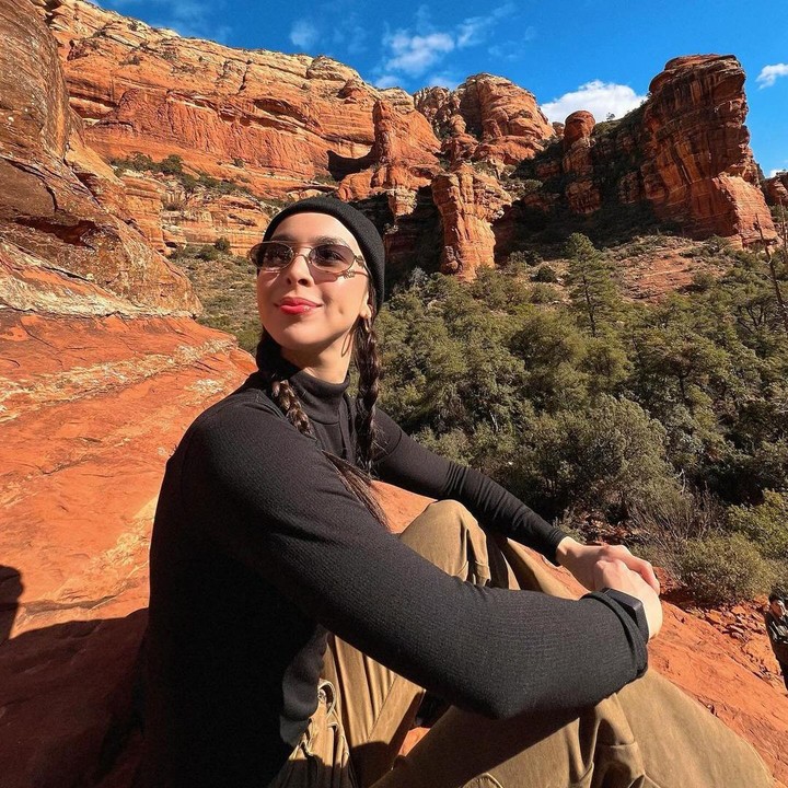 <p>Bintang film <em>Love You to the Stars and Back</em> ini juga menyukai petualangan, terlihat di beberapa postingan instagramnya yang menunjukkan dirinya sedang berada di spot wisata alam dari berbagai negara. (Foto: Instagram @juliabarretto)</p>