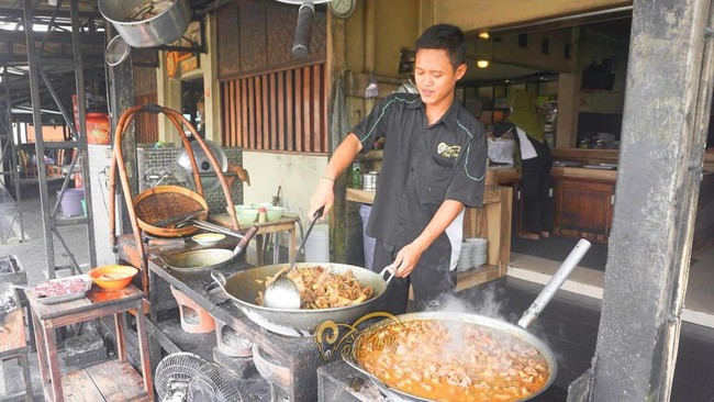 Bagi pecinta kuliner, Sate Klathak Pak Pong di Yogyakarta merupakan salah satu destinasi yang wajib dikunjungi karena menggunakan tusukan jeruji besi sepeda.